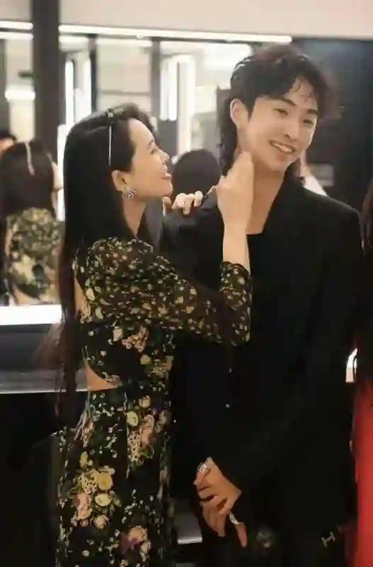 伊能静儿子穿肚兜逛街，网友：生儿变育女，庾澄庆：快乐就好