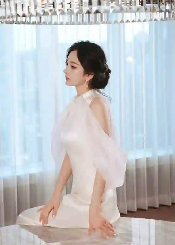 杨幂化身“白月光”美人！清新脱俗气质优雅
