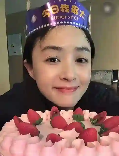 蒋欣晒生日惊喜，俏皮唱生日歌像20岁女孩，被限制吃蛋糕秒变哭脸