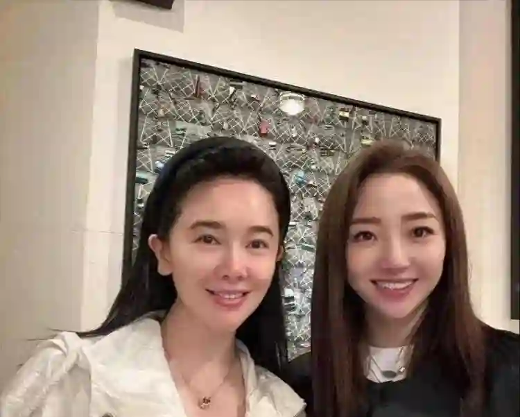 48岁左小青现状：现身香港，素颜皮肤嫩到发光，如今单身不谈恋爱