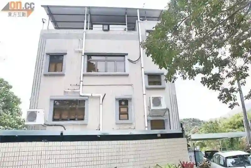 哇塞！52岁朱茵竟住深山陋屋开旧车，活成娱乐圈李子柒，太意外啦