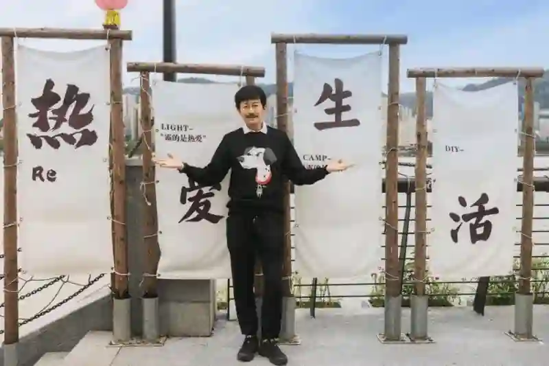 香港影坛最后一位全才：捧红成龙、王家卫，却历经人生悲苦
