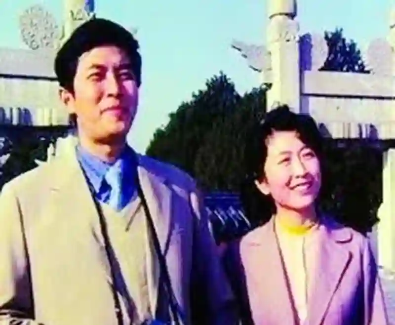 历经三十五载，73岁唐国强终于迎来报应，原配孙涛得以安息