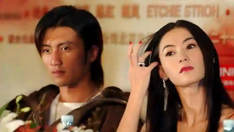 55岁王菲现身机场，高马尾白T似少女，随和签名与粉丝互动