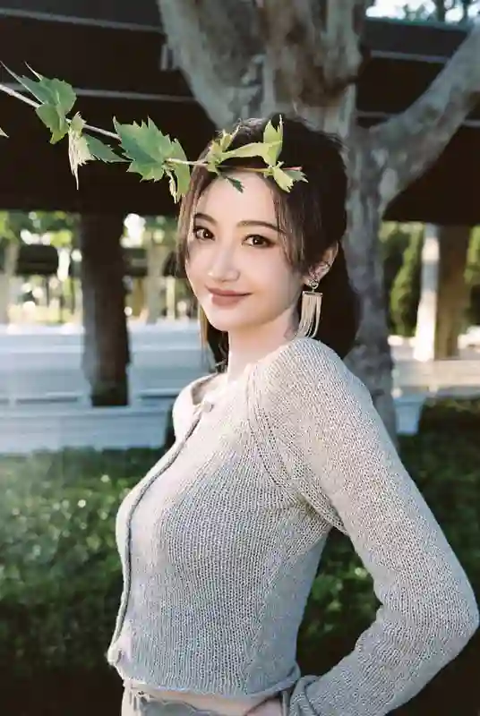 景甜身着中式套装现身河畔，沐浴日光，身姿窈窕似画中仙