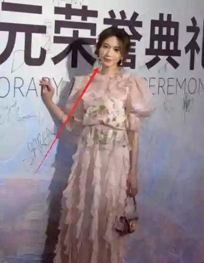 戛纳晚宴：林志玲瘦脱相，周冬雨脸垮，被和Mai贴头的张凌赫惊艳