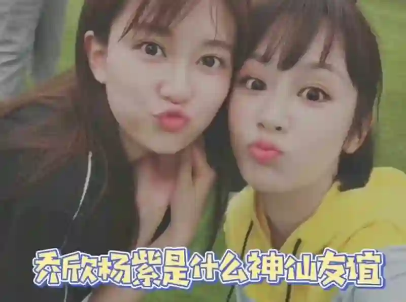 乔欣穿深V樱桃连衣裙野餐！小腹微隆疑有孕，晒富太日常惹人羡慕