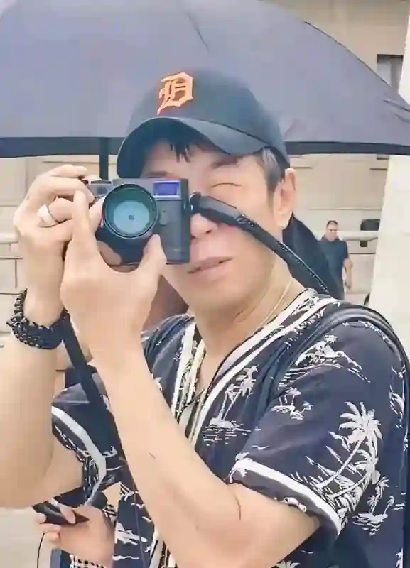 朱茵一家西安旅游被偶遇，13岁女儿长相秀气漂亮，和黄贯中好像