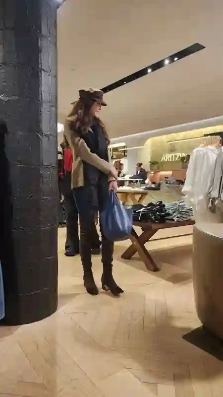 50岁林志玲美到国外去了！穿一身黑仍女神范儿十足，黑泽良平真有福气