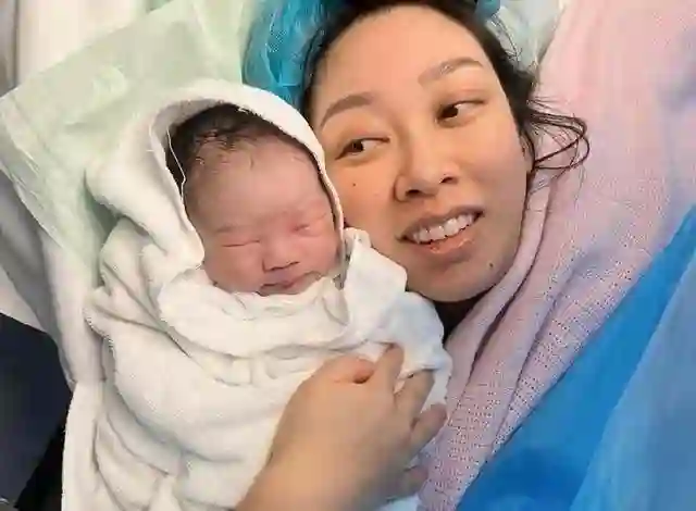 恭喜！香港知名富家千金宣布剖腹生下混血男婴，时隔三年再当妈妈