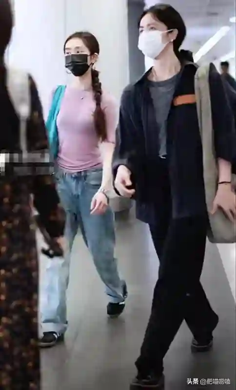 孙莉大女儿现身机场，19岁黄多多马尾辫，气质提升更显明星范