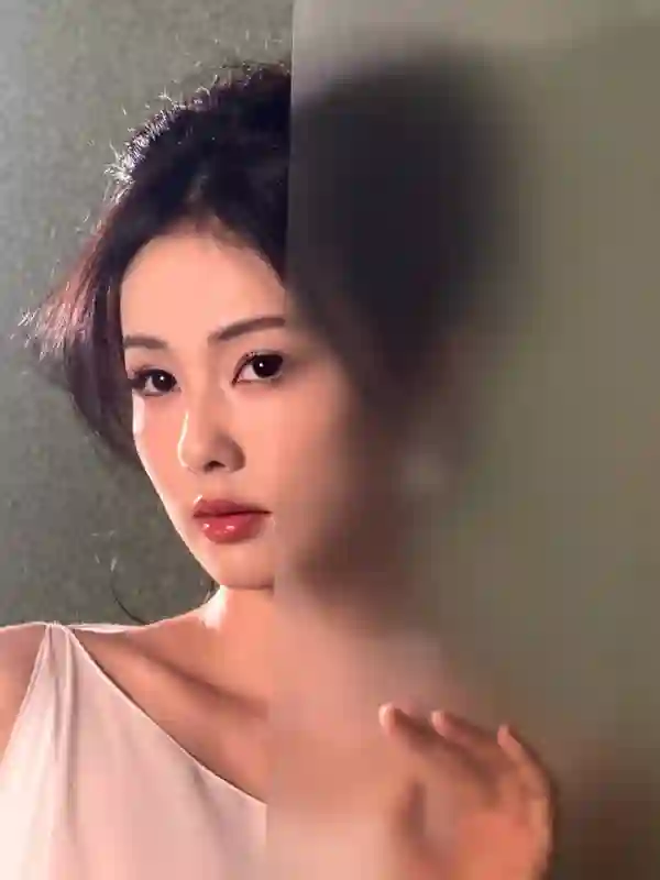 白鹿身着飘逸薄纱白裙，举手投足尽显优雅温柔