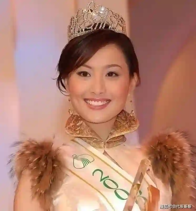 她一婚嫁富二代，二婚嫁老外，如今43岁儿女双全很幸福