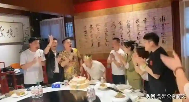 潘长江过68岁生日，饭菜很一般，五粮液直接摆上桌，徒弟来了不少