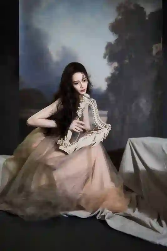 迪丽热巴一袭纱裙演绎古典浪漫，低眉抚琴间尽显神秘性感
