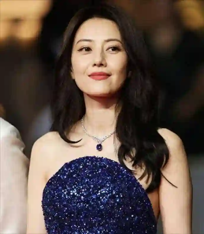 澳门红毯：梅婷大秀长腿惊艳，李梦肤色暗沉油腻，何泓姗生图状态优越