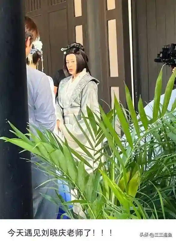 刘晓庆和经纪人一起合影，俩人看起来像母子，网友：比她男友帅