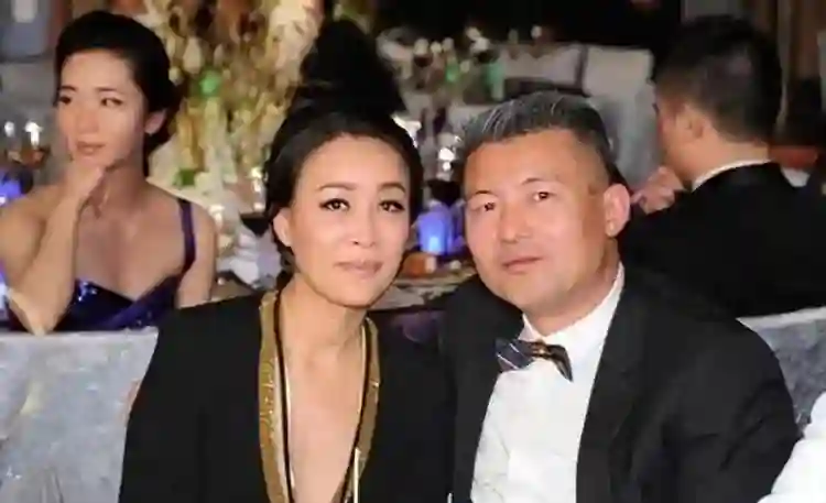 57岁那英在伦敦过521，与老公孟桐手牵手约会，老夫老妻超恩爱