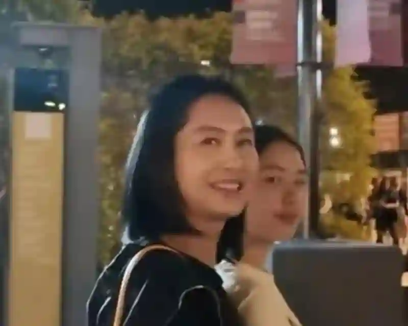 朱茵一家三口看演出，素颜肤色好真实，12岁女儿遗传妈妈一半颜值