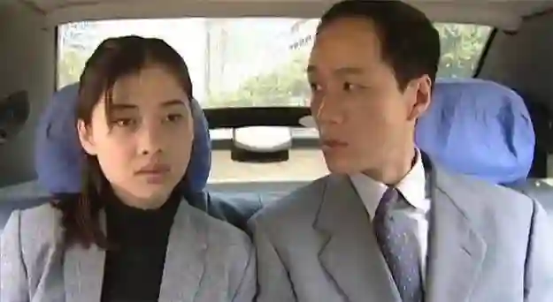 50岁梅婷南京被偶遇，路人视角难以言喻，腰粗脸大肉眼泡加大背头