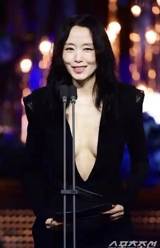 韩国青龙奖：IU拿视后美如初恋，李惠利变黑魔女，朴宝剑帅回巅峰