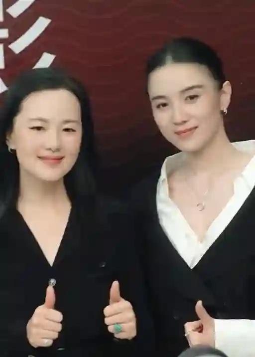中国电影导演之夜：宋佳满分贵气，刘雨昕造型怪，周笔畅你穿的啥