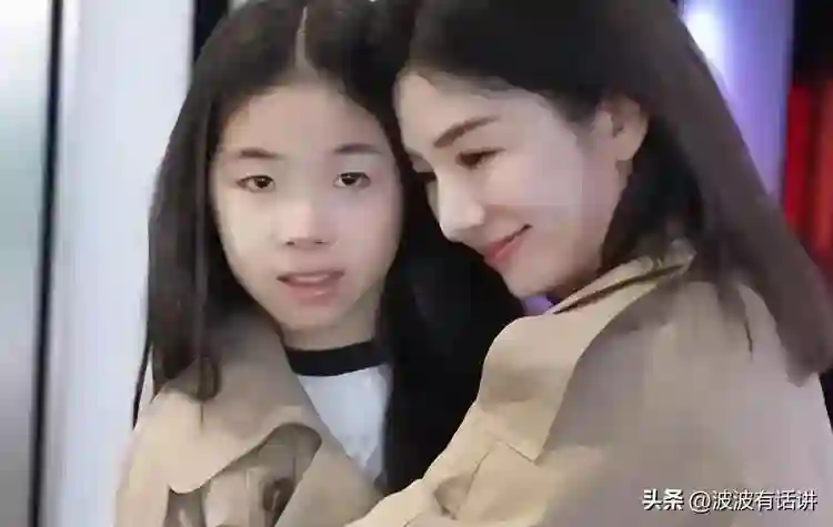 没想到，黄奕才11岁的女儿身高就跟她不相上下，可惜长相太像爸爸