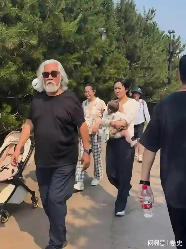 张纪中带四个孩子到环球影城，杜星霖抱着小女儿，面容憔悴了好多