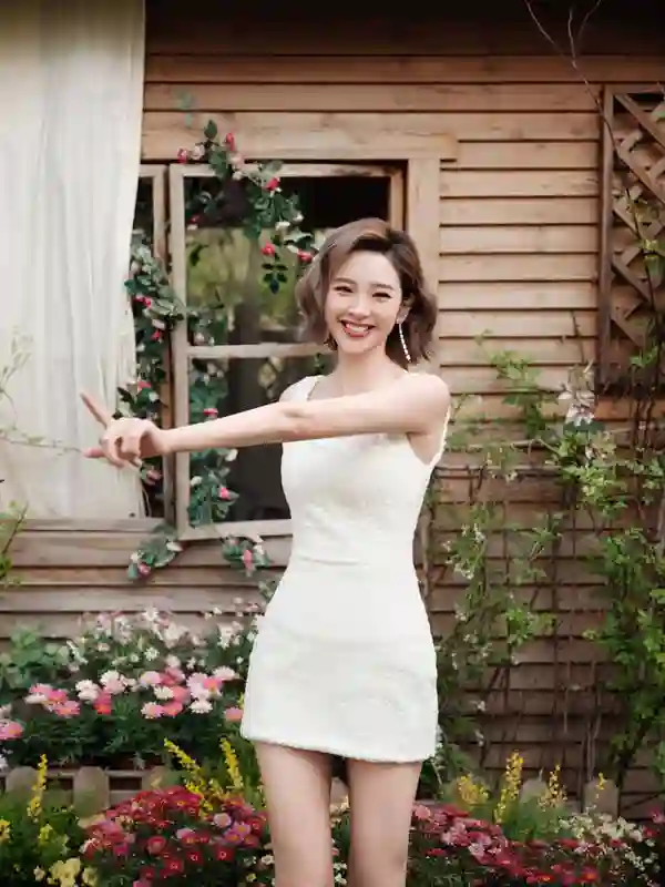 唐艺昕35岁颜值身材双在线，白包臀短裙秀美腿状态超好