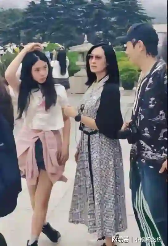 朱茵一家游西安！黄贯中老人味十足，头发花白背佝偻，女儿很像他