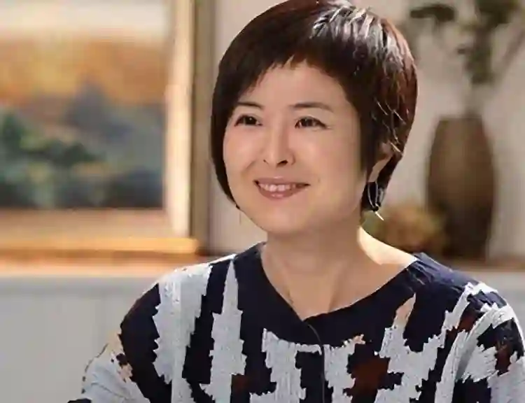 她曾是央视一枝花，低调嫁大18岁李铁为妻，如今52岁已满头白发