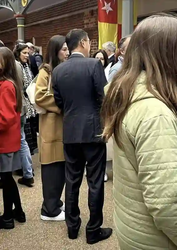 54岁李嘉欣现身伦敦健身房，法令纹明显仍很美，长居当地陪仔读书