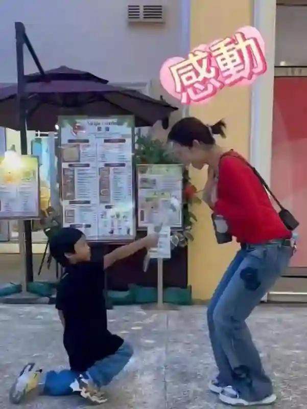 蔡少芬儿子近照曝光！卷发洋气可爱，叉腰傲娇表情萌翻网友