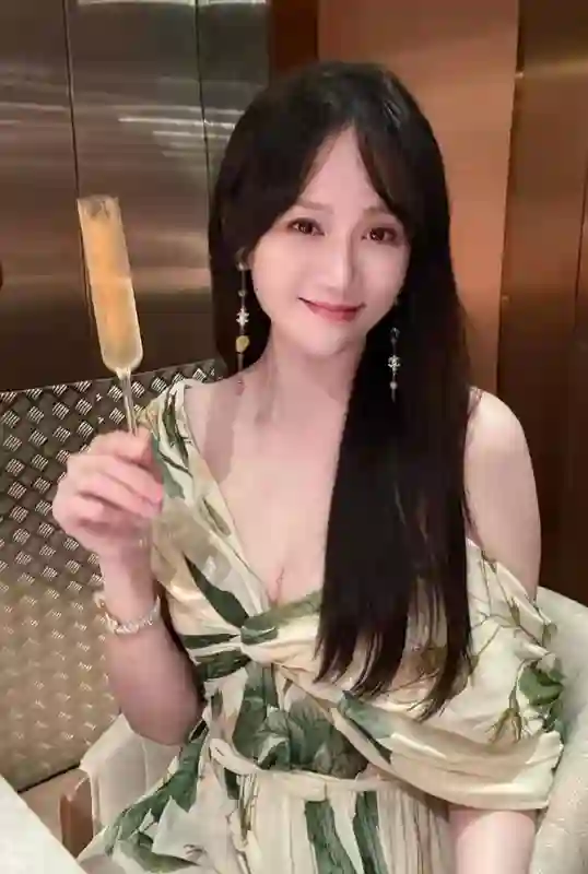 哇塞！陈乔恩46岁生日穿低胸裙和老公约会甜蜜，身材竟似少女？