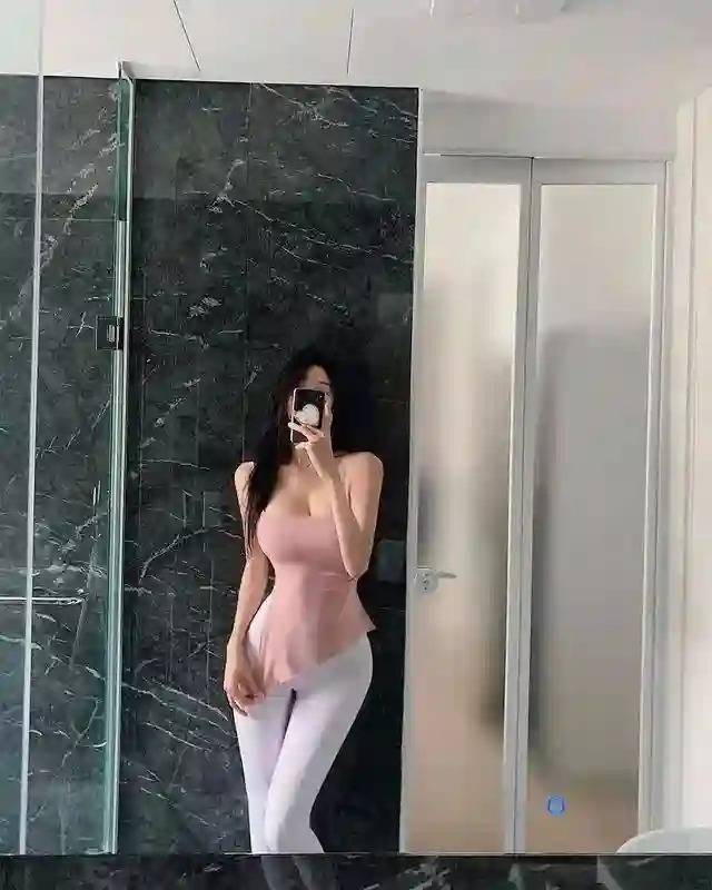 显腿长的秘密：瑜伽裤穿搭显瘦公式，轻松穿出蜜桃臀