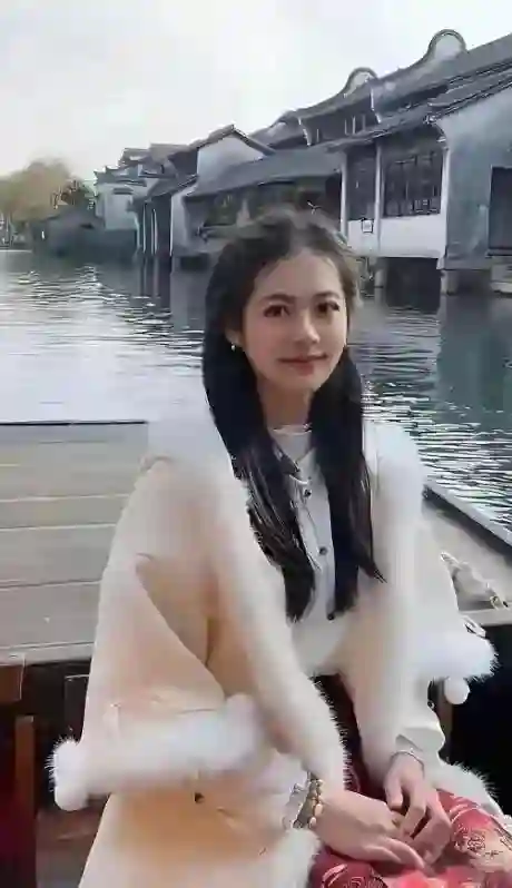 翁虹的女儿真的火出圈了：她浓眉大眼，气质出众，颜值赶超翁虹