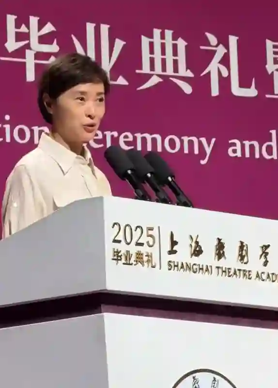 53岁吴越回母校上戏参加毕业典礼，生图并不显年轻，上台还是素颜