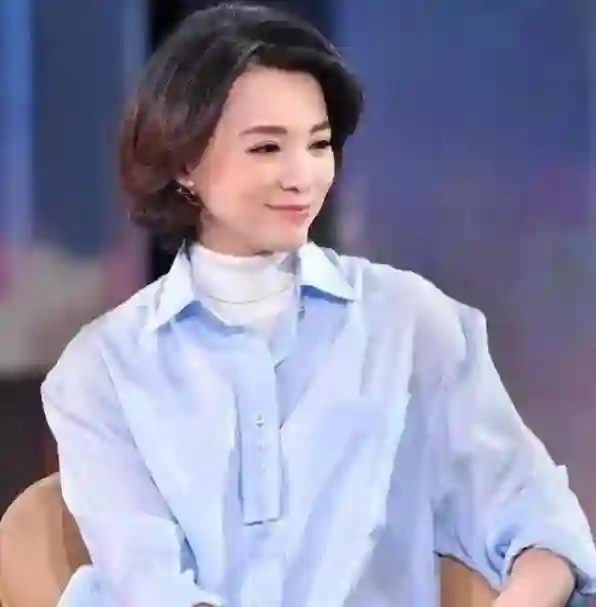 密春雷风波过后，董卿近况曝光，被搀扶走出医院 如今处境早有预兆
