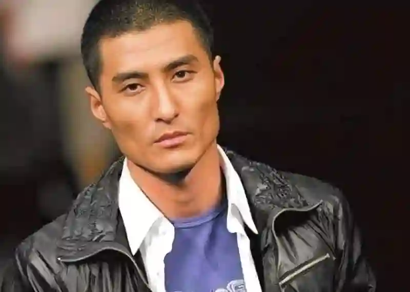 演员亲兄弟，境遇大不相同！弟弟住豪宅，哥哥却在成名后锒铛入狱