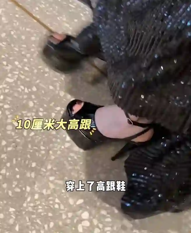 颖儿出院8天复工，穿抹胸裙瘦成“皮包骨”，术后痛到不敢躺下