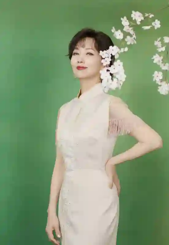 赵雅芝71岁穿旗袍如画中仙！古韵旗袍配优雅气质，岁月不败美人