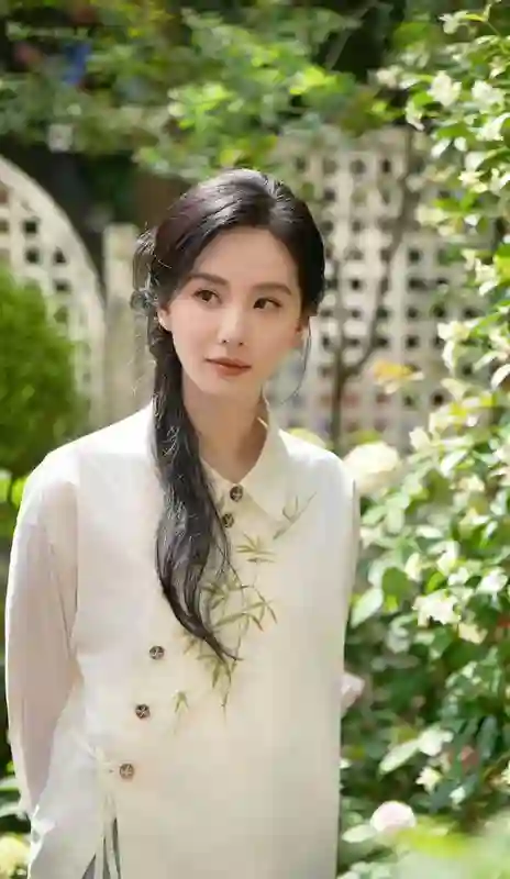 刘诗诗穿白衫配竹簪，清冷仙气与东方雅韵交织
