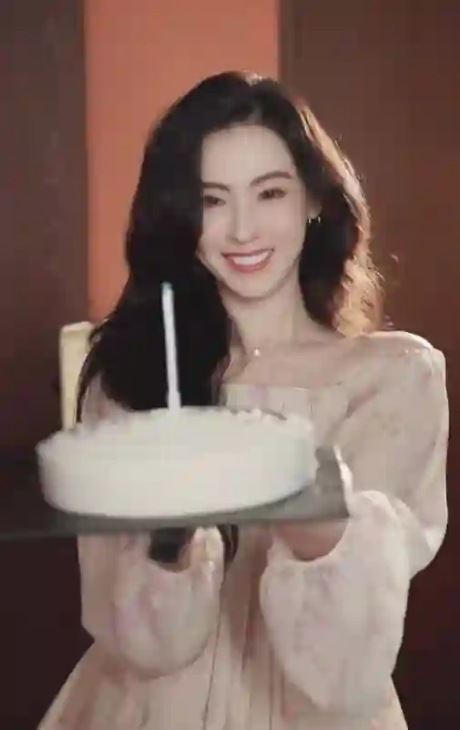 张柏芝穿碎花裙为周星驰庆生！手捧蛋糕笑容超治愈