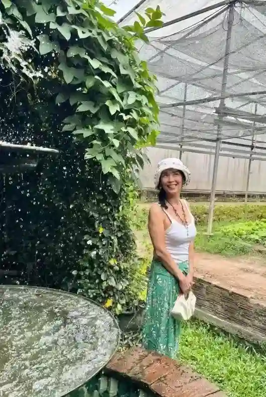61岁韦唯状态逆袭！田园生活照曝光，网友惊叹：真的是61岁吗？