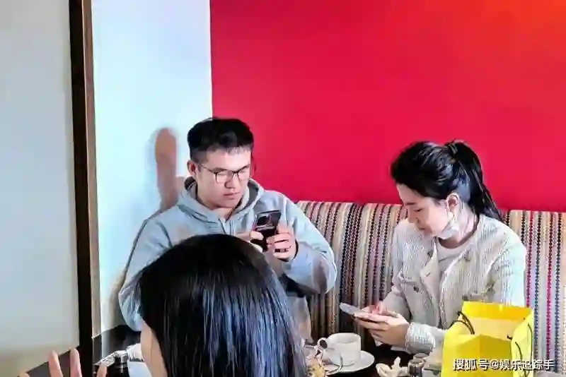 路人澳门偶遇乔欣赖柏霖，二人低调约会同框，素颜状态绝美吸睛！