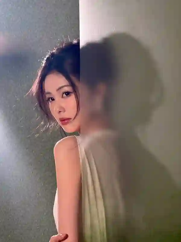 白鹿身着飘逸薄纱白裙，举手投足尽显优雅温柔