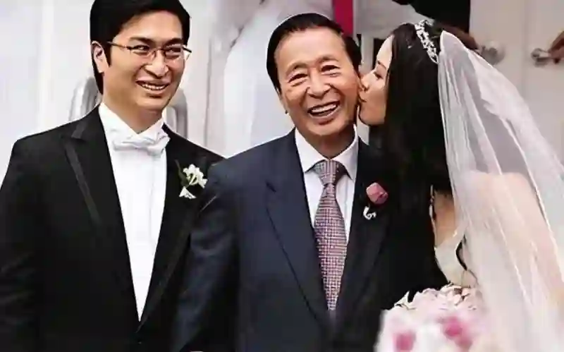 她14岁就长得“倾国倾城”，被富豪花8亿娶回家，8年生下4个娃娃