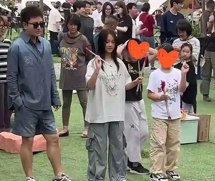 贾乃亮李小璐离婚后首合体引热议：避嫌不避责，女儿成最大赢家