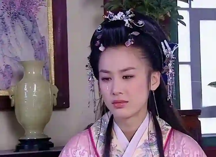 黄圣依近况曝光，打扮一言难尽，裙摆全是褶，网友：像穿了个麻袋