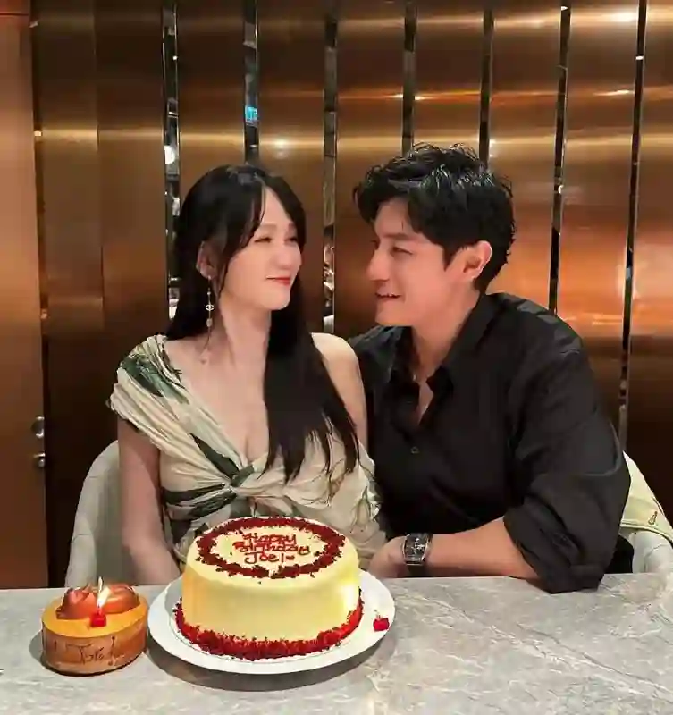 哇塞！陈乔恩46岁生日穿低胸裙和老公约会甜蜜，身材竟似少女？